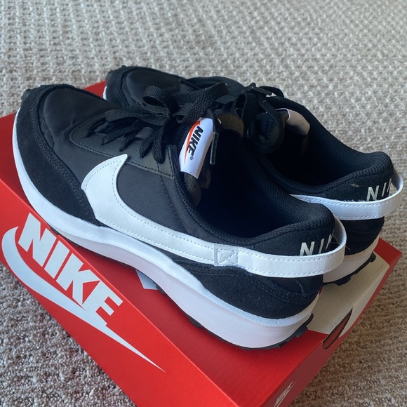 Nike Women’s Waffle Debut Size 9.5 - Picture 2 of 6